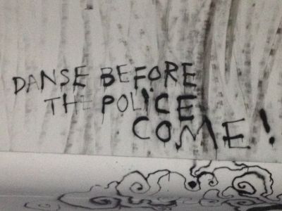 12_Danse_before_the_police_come.jpg
